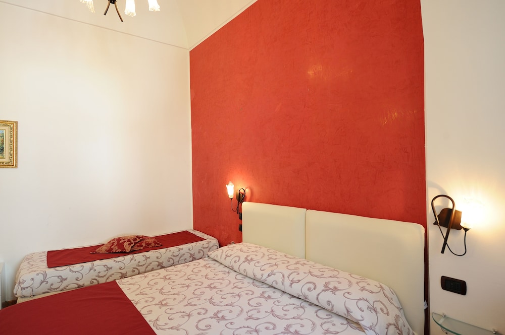 Deluxe Triple Room, Multiple Beds, Private Bathroom, Garden View thumbnail 5