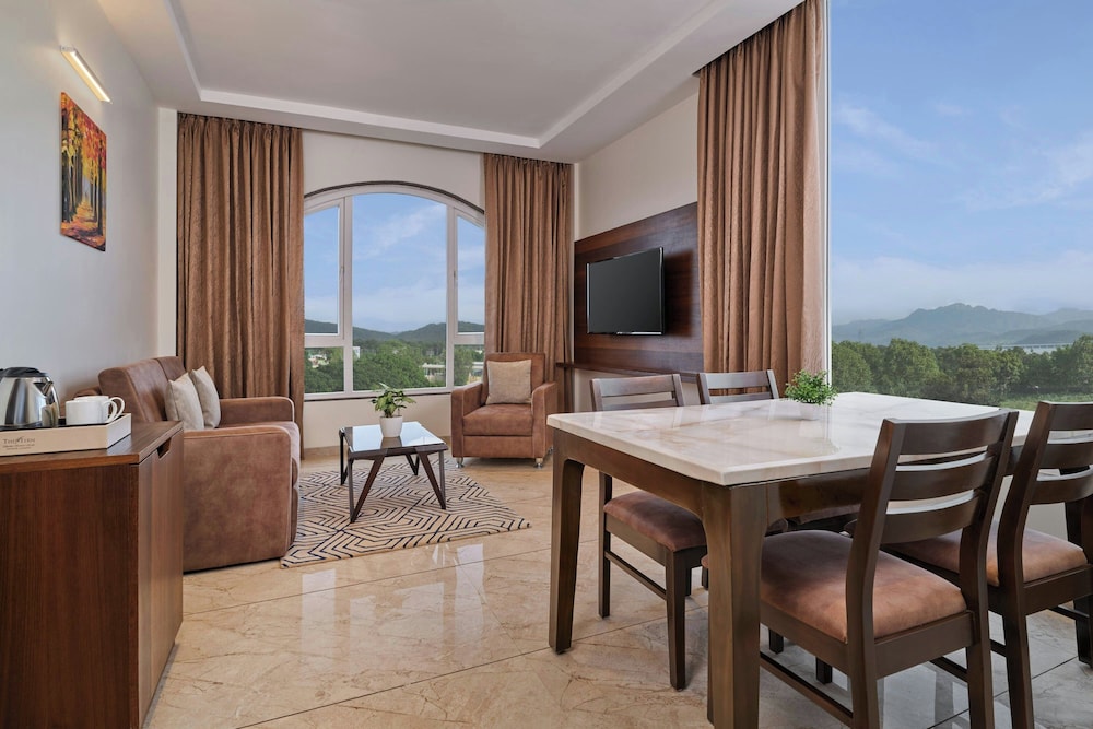 Classic Suite, 1 King Bed, City View - Photo 1