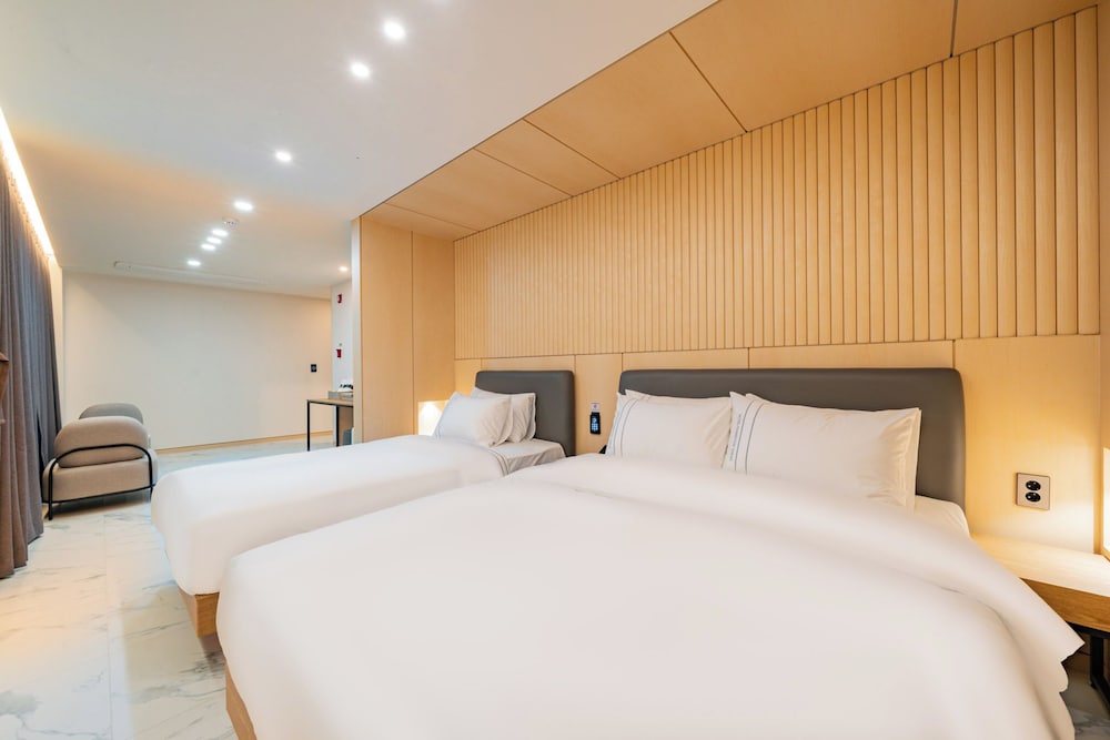 Junior Studio Suite, Multiple Beds, Non Smoking, Private Bathroom