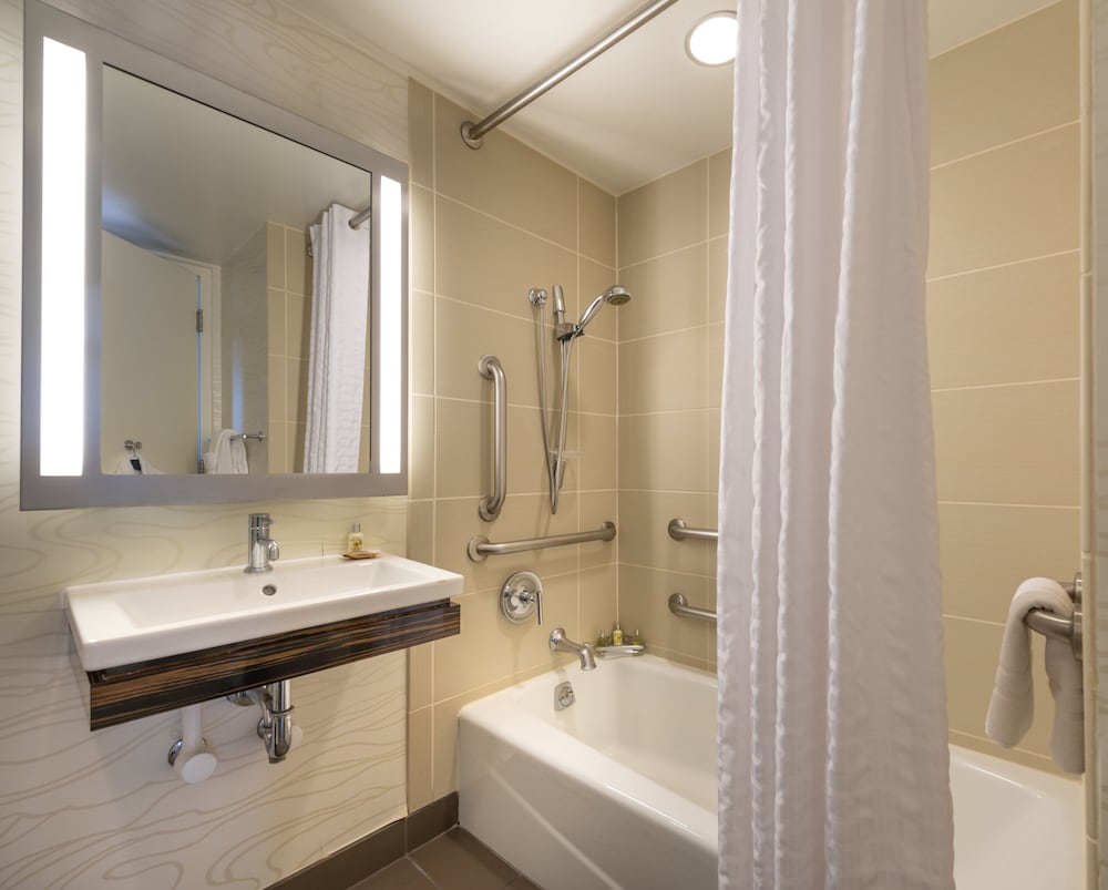 Room, 1 King Bed, Accessible Bathtub - Photo 20