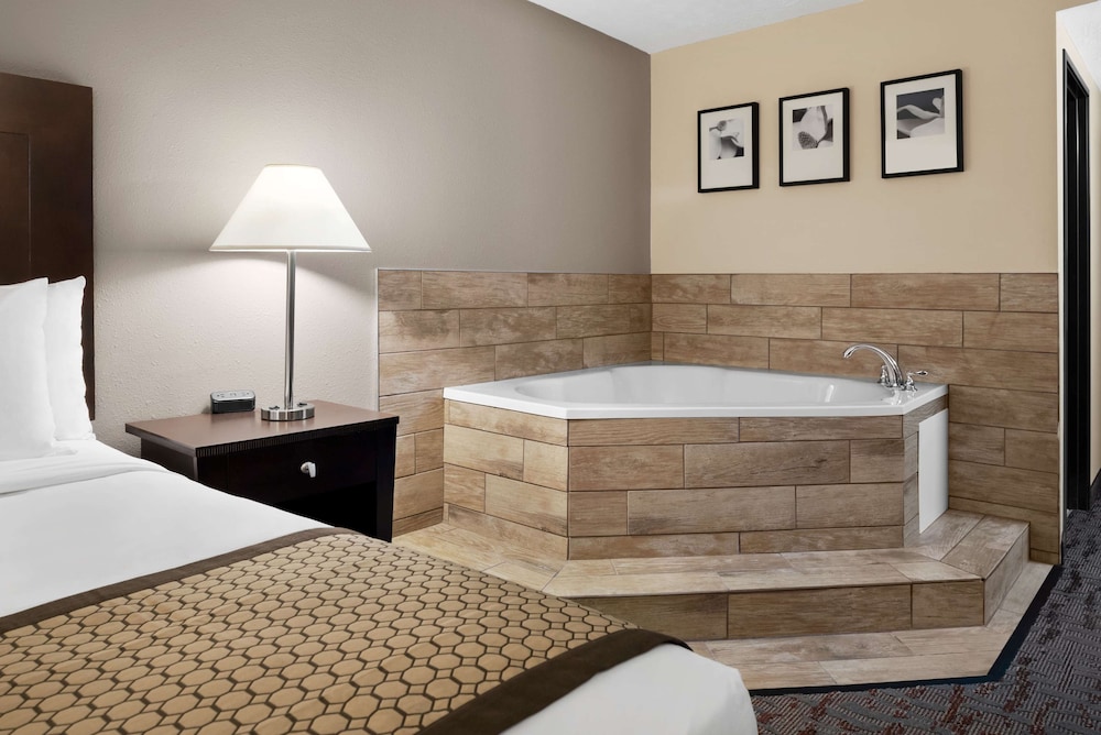 Deluxe Studio Suite, 1 King Bed, Non Smoking, Jetted Tub - Photo 1