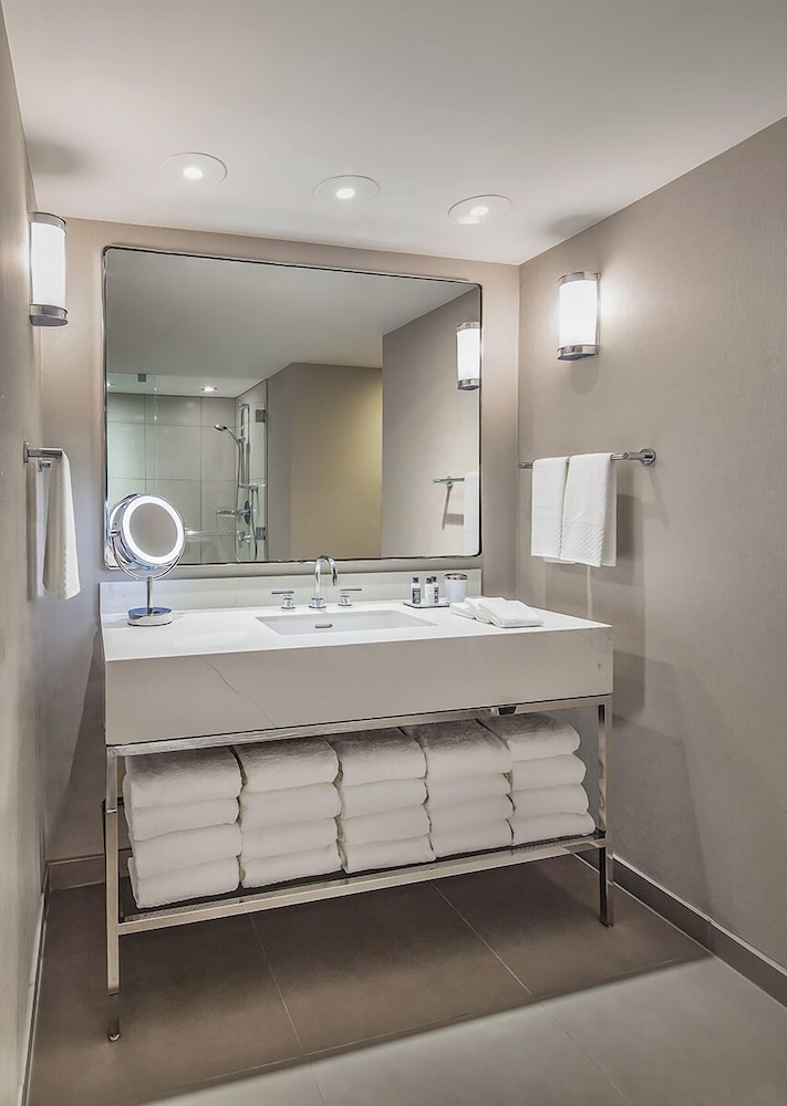 Room, 1 King Bed, Accessible (Mobility & Hearing, Roll-in Shower) - Photo 3