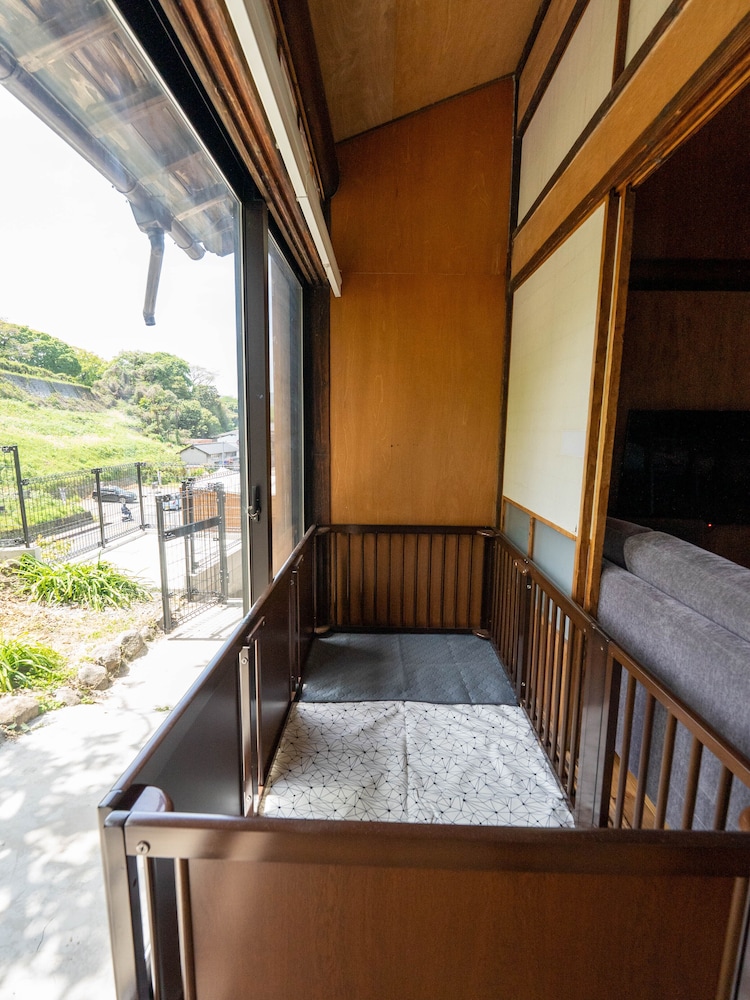 House (East) photo 2