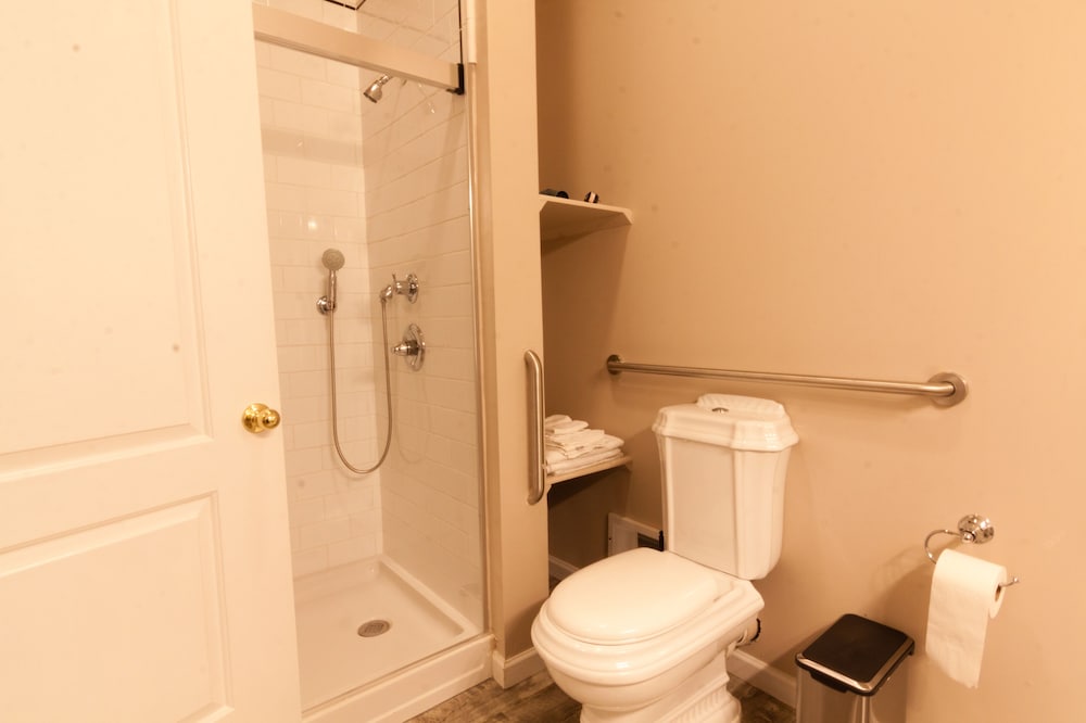 Deluxe Room, 1 King Bed, Mobility Accessible - Photo 6