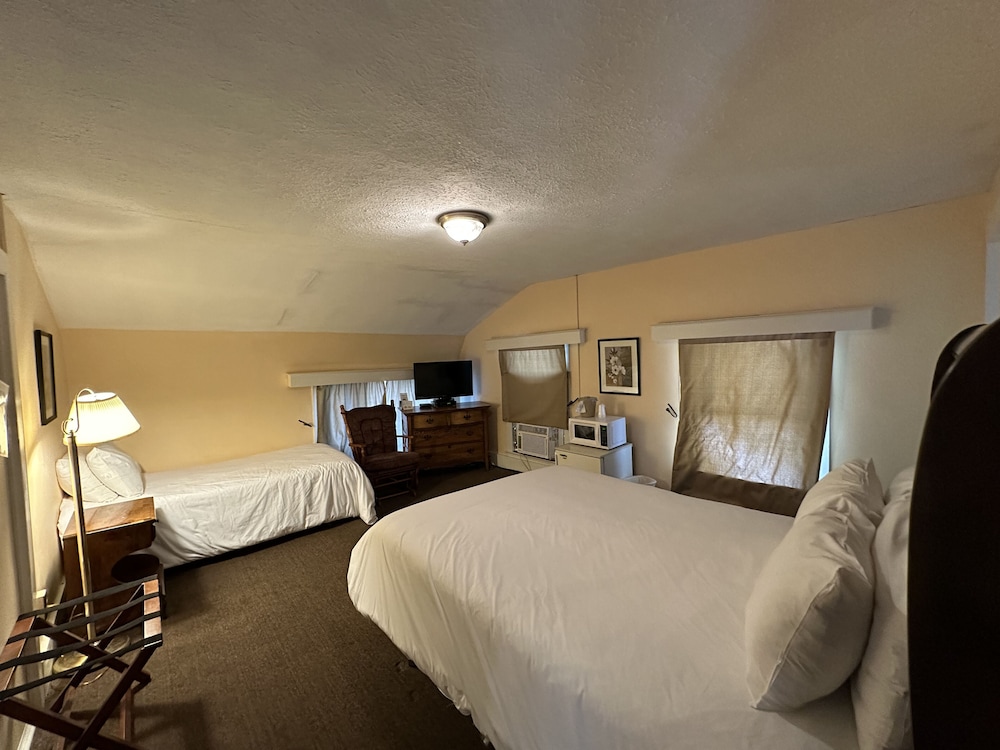 1 Queen Bed and 1 Single Bed, Inn Style photo 2