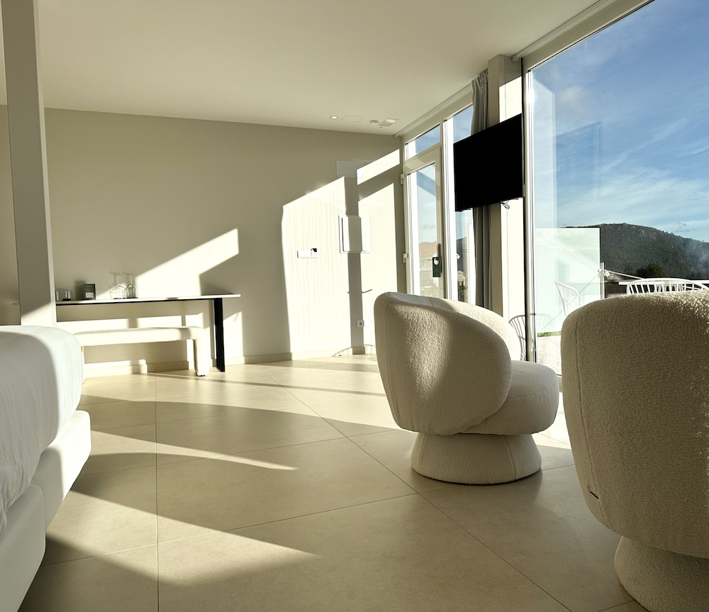 Luxury Room, 1 King Bed, Hot Tub, Sea View photo 2