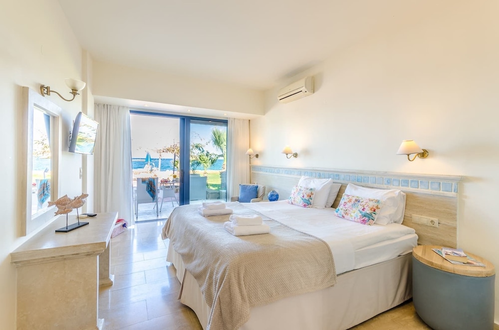 Deluxe Studio, Sea View, Ground Floor (pool front)