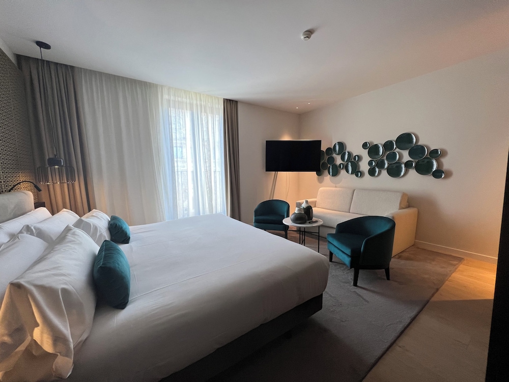 Executive Suite, Balcony, City View thumbnail 6