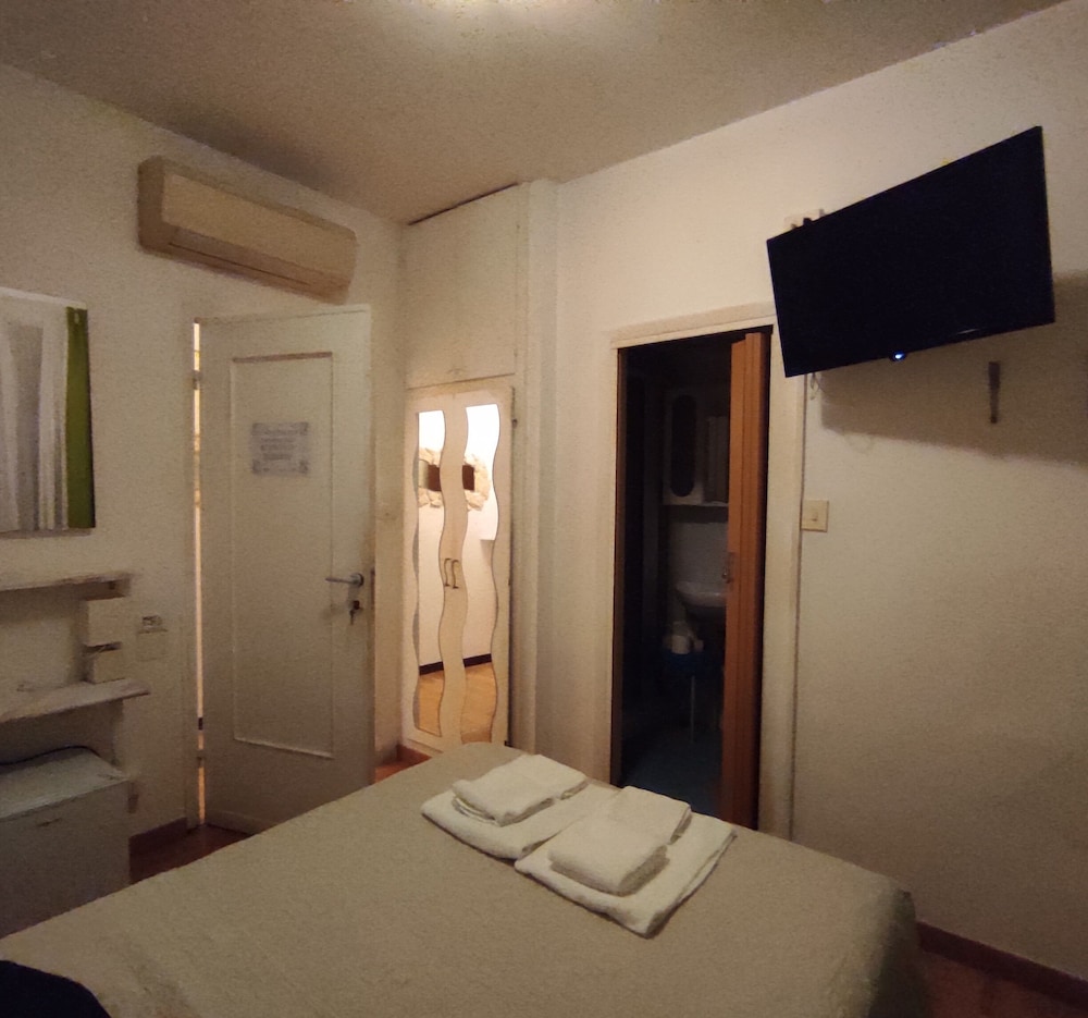 Economy Double Room - Photo 6