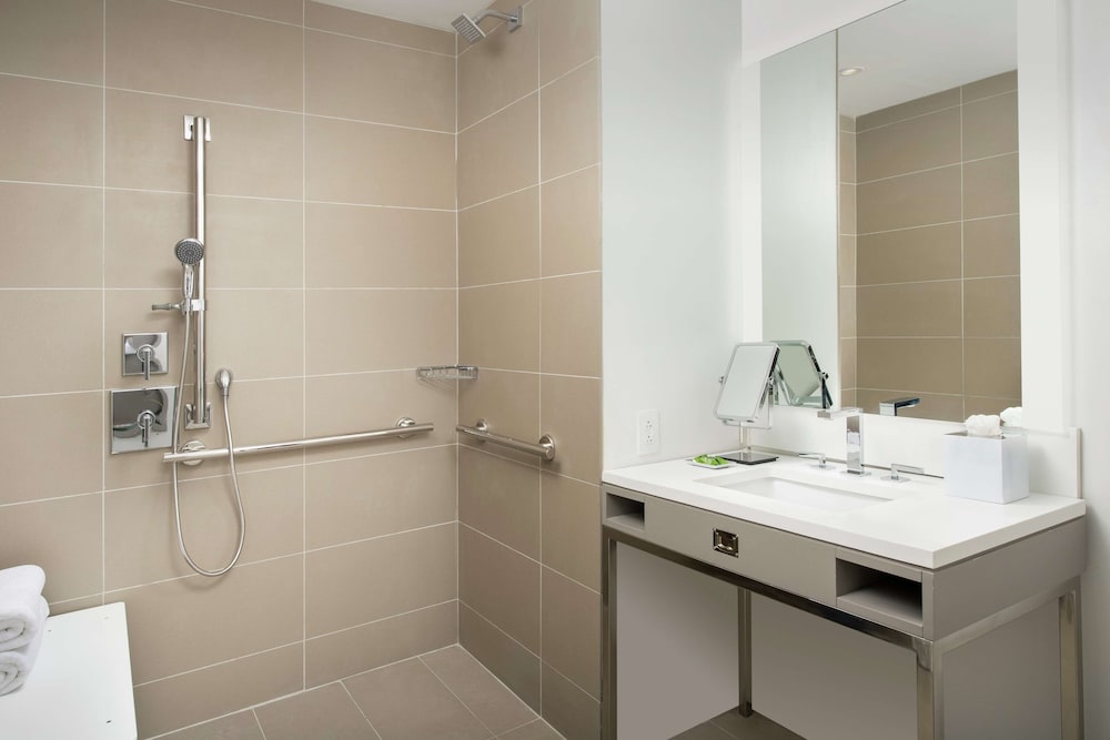 Premium Room, 2 Queen Beds, Accessible - Photo 4
