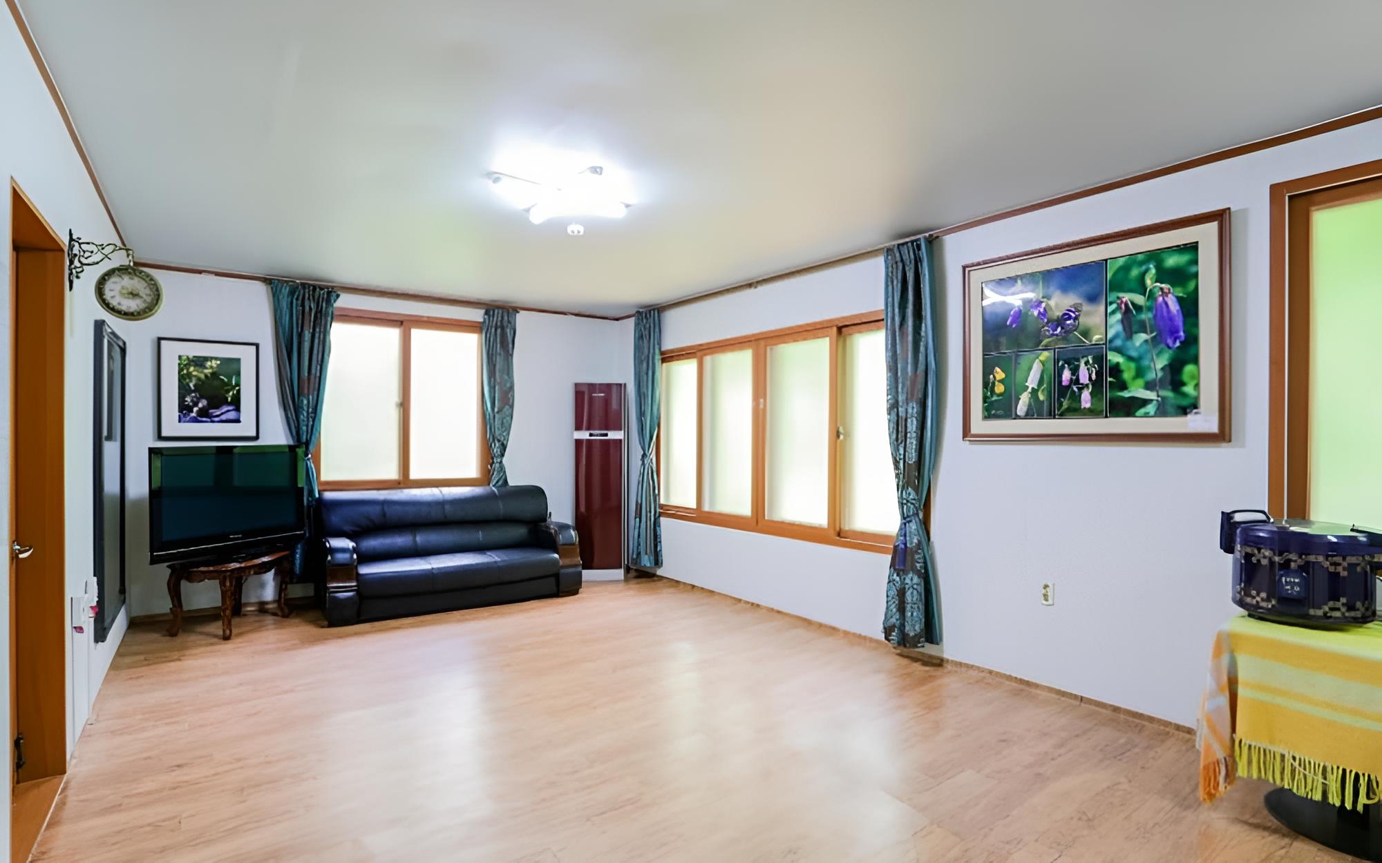 Room (Sun Room)