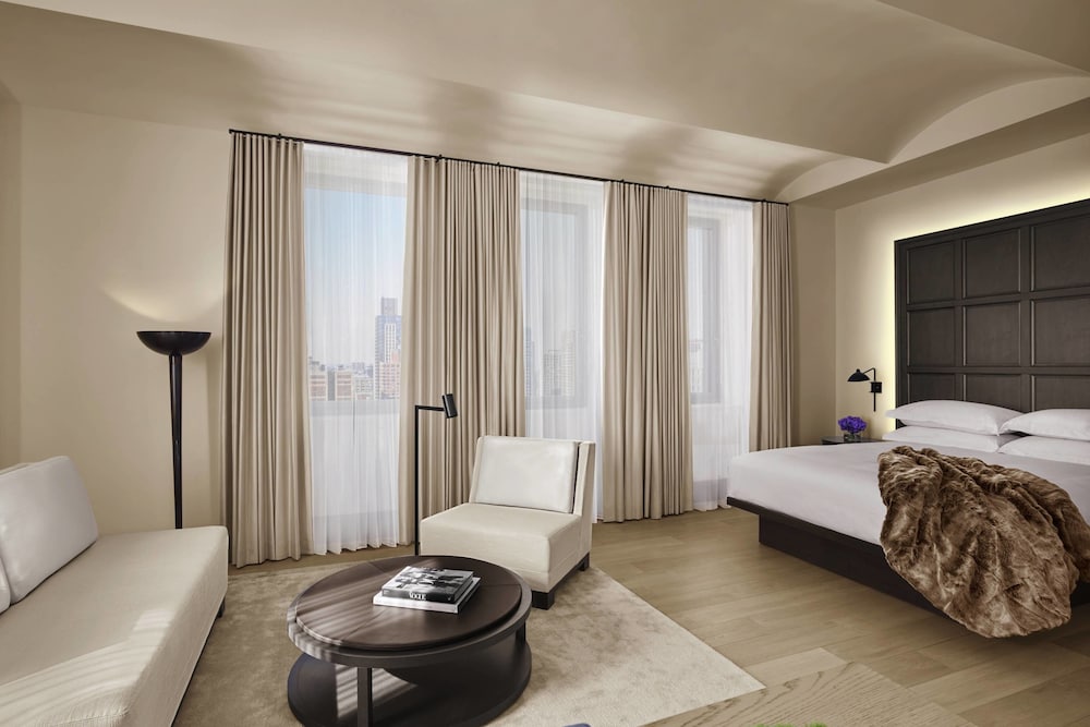 Suite, 1 King Bed, City View