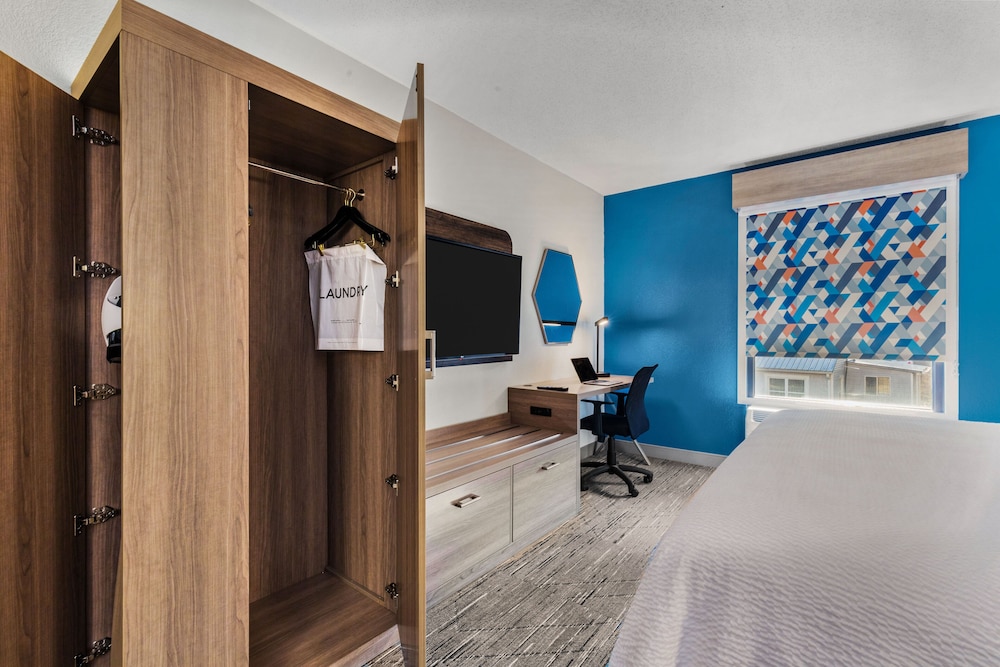 Suite, 1 King Bed - Photo 1