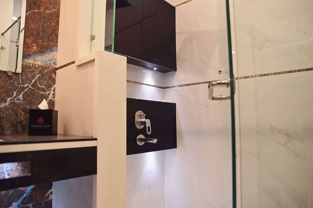 Deluxe Room, 1 King Bed, Non Smoking (Shower Only) photo 2