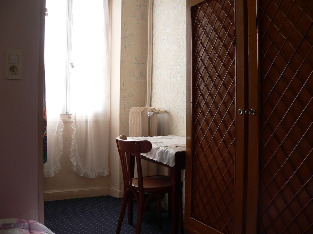 Single Room with Private Shower, Shared Toilet photo 3