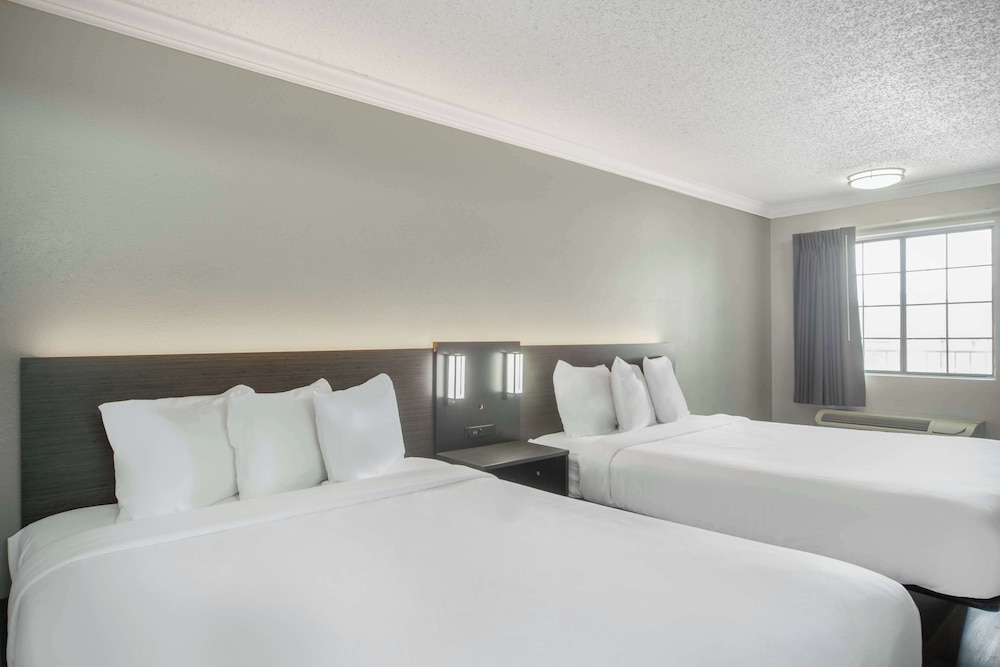 Deluxe Room, 2 Queen Beds, Accessible, Non Smoking - Photo 5