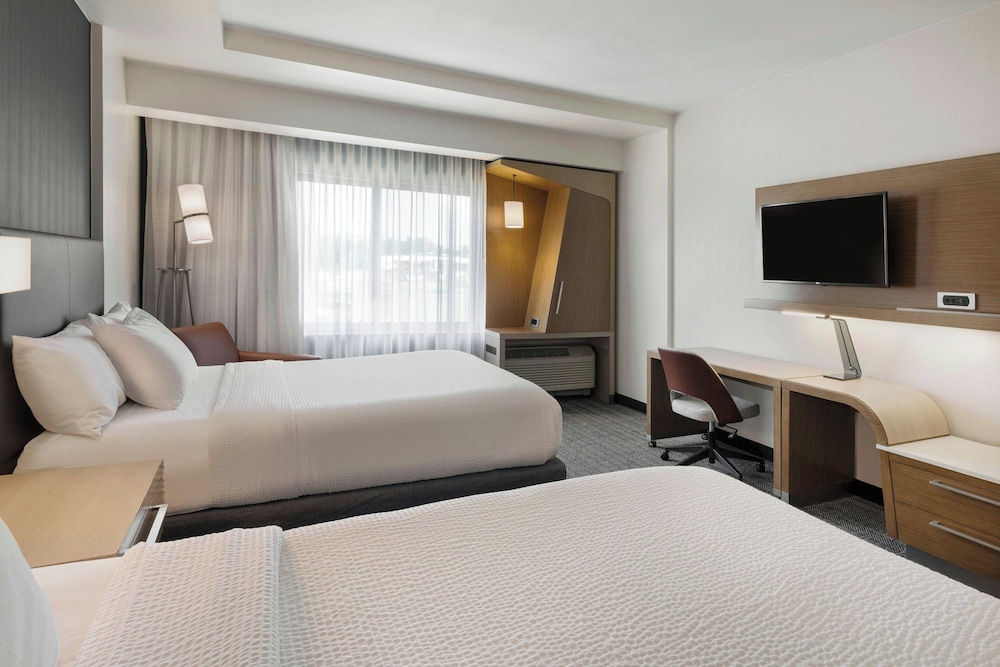 Room, 2 Queen Beds (Mobility Accessible, Roll-in Shower) - Photo 4