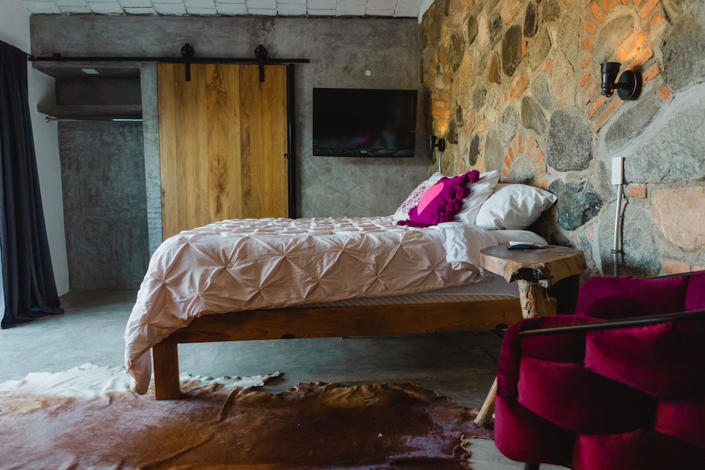 Romantic Apartment, 1 King Bed, Bathtub, Courtyard Area photo 1