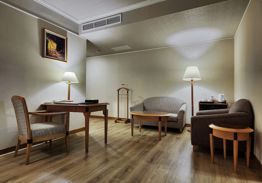 Executive Queen Room (Please read Special Check-in Instruction before booking) photo 3
