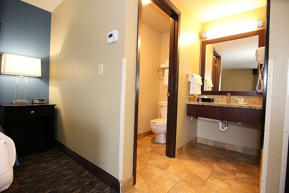 Standard Room, 1 King Bed, Non Smoking - Photo 3