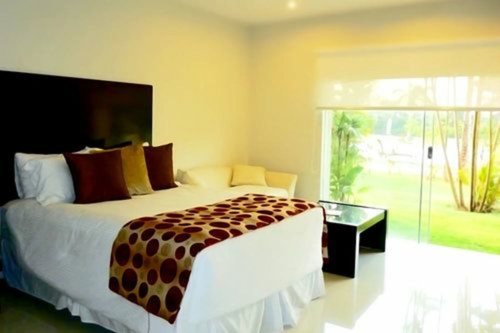 Premium Double Room, 1 King Bed, Pool View photo 2