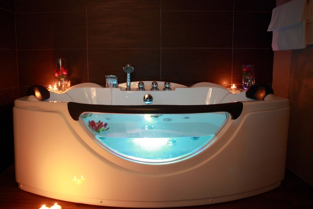 Superior Room, Hot Tub - Photo 9