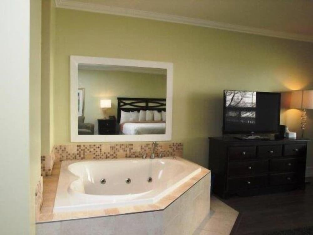 Deluxe Suite, 1 King Bed, Jetted Tub photo 1