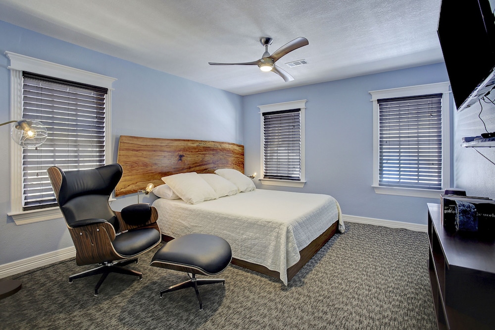 Premium Suite, 1 King Bed, Kitchen