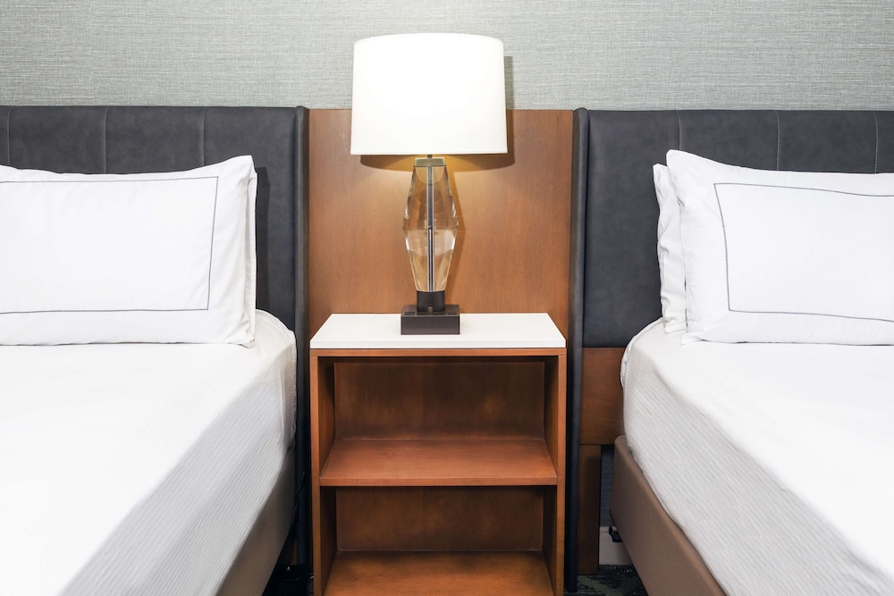 Room, 2 Queen Beds, Accessible, Bathtub - Photo 2