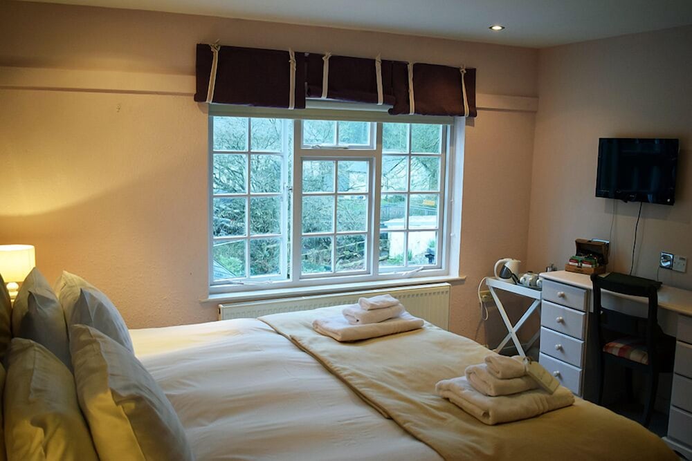 Standard Plus Twin, Ensuite photo 2