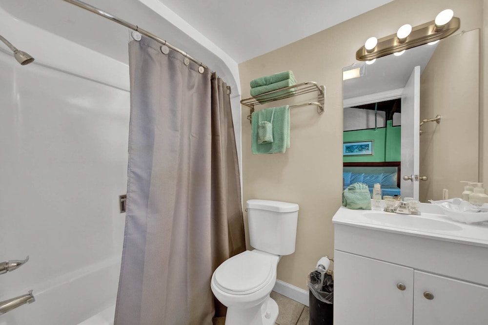 Standard Single Room, 1 King Bed, City View photo 2