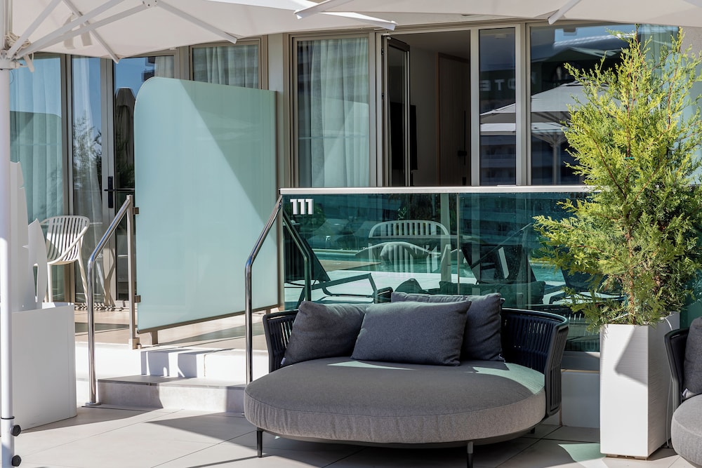 Premium Double Room Single Use, Poolside