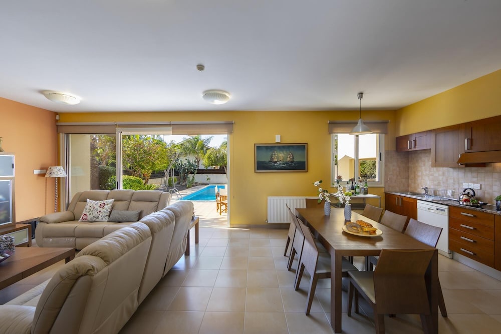 Villa photo 1
