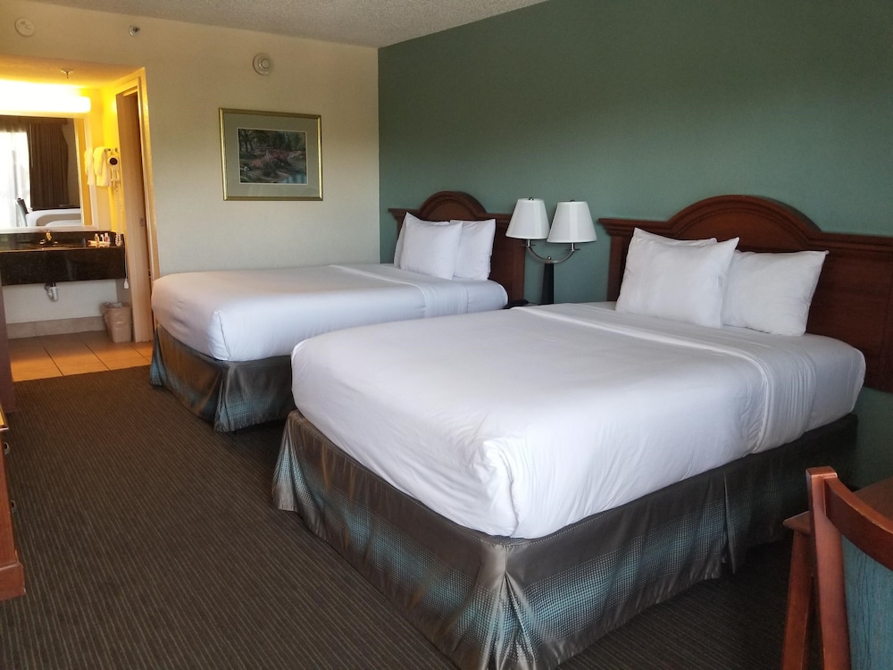 Room, 2 Double Beds, Microwave, Pool View