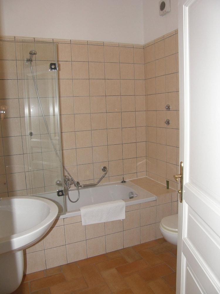 Deluxe Double Room - Photo 17