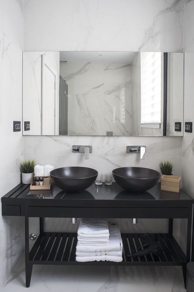 Deluxe Suite - Photo 6