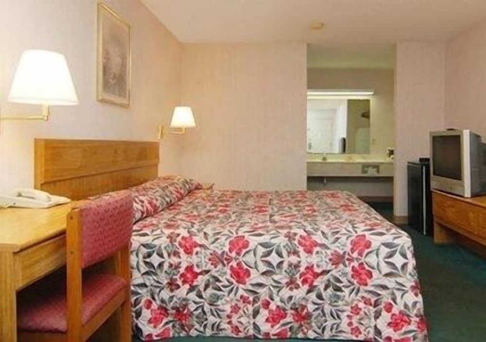 Standard Room, 1 King Bed, Non Smoking - Photo 2