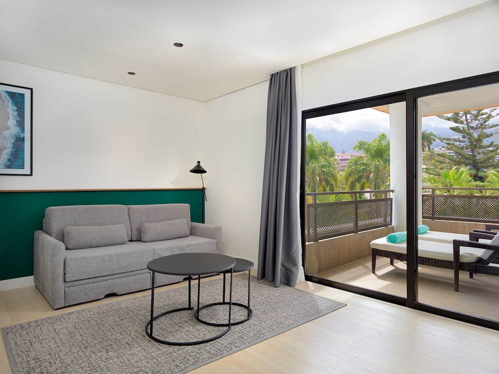 Suite (2 adults + 1 child)