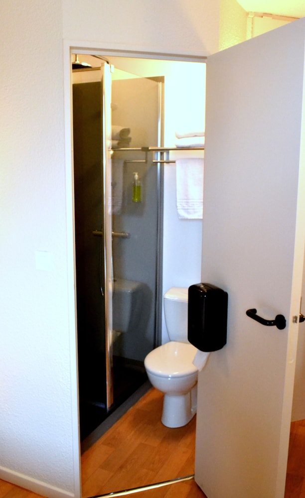 Standard Room, 1 Bedroom, Private Bathroom - Photo 5