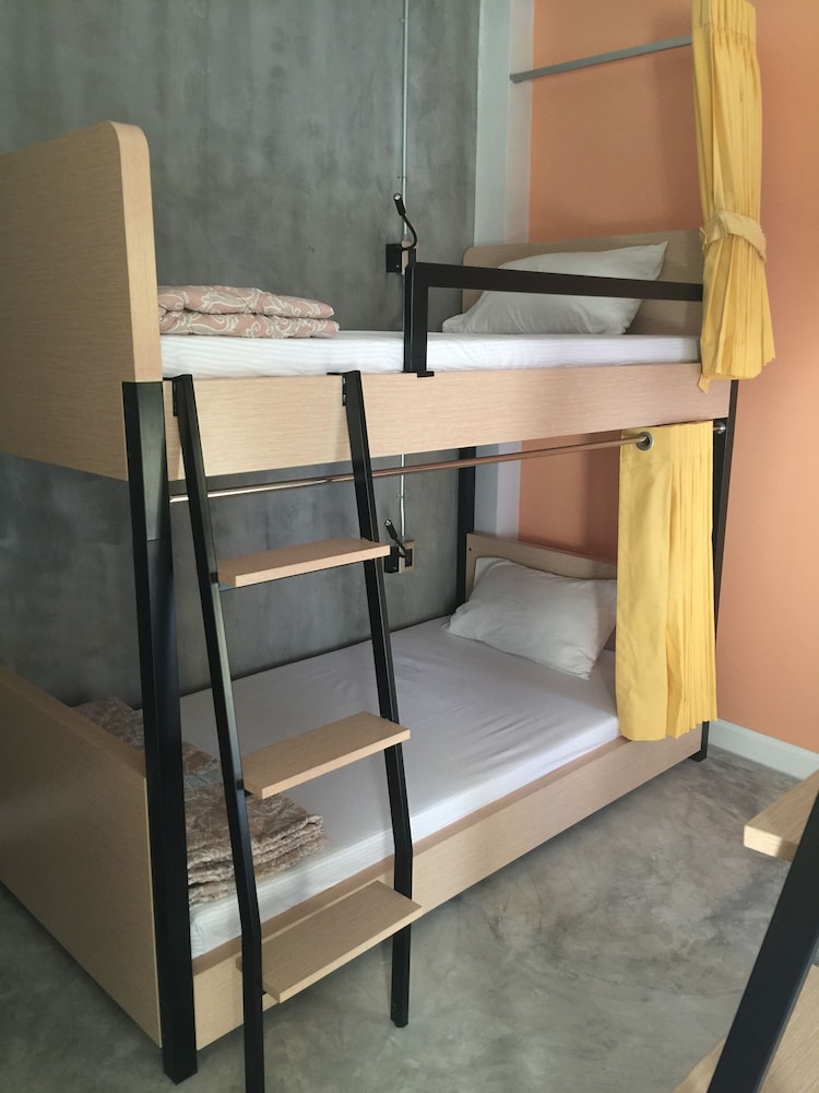 Mixed 4 beds Dormitory Room Shared Bathroom photo 2