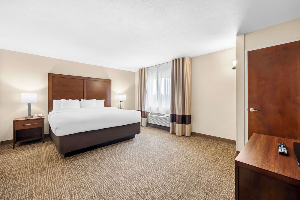 1 King Bed, 1 Queen Bed, Suite, Nonsmoking - Photo 1