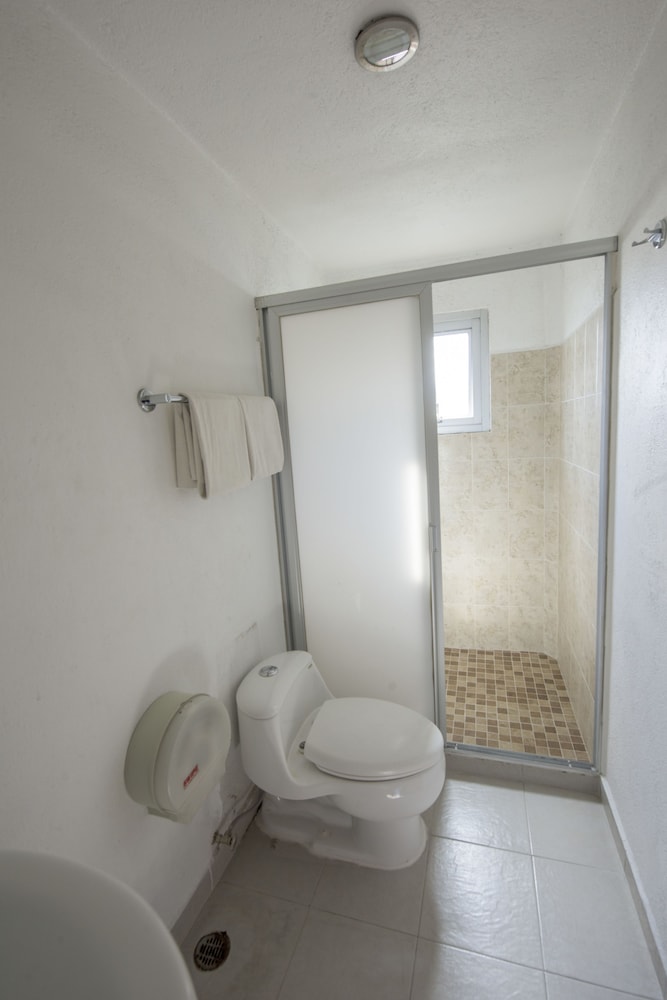 Standard Single Room, 1 Queen Bed - Photo 5