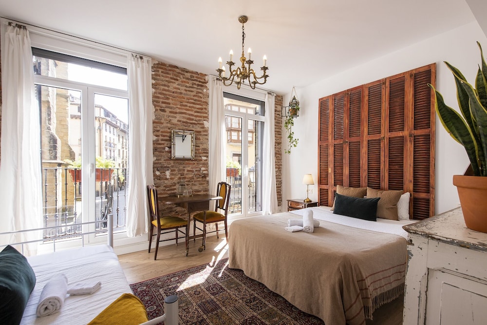 Classic Triple Room, Balcony, City View