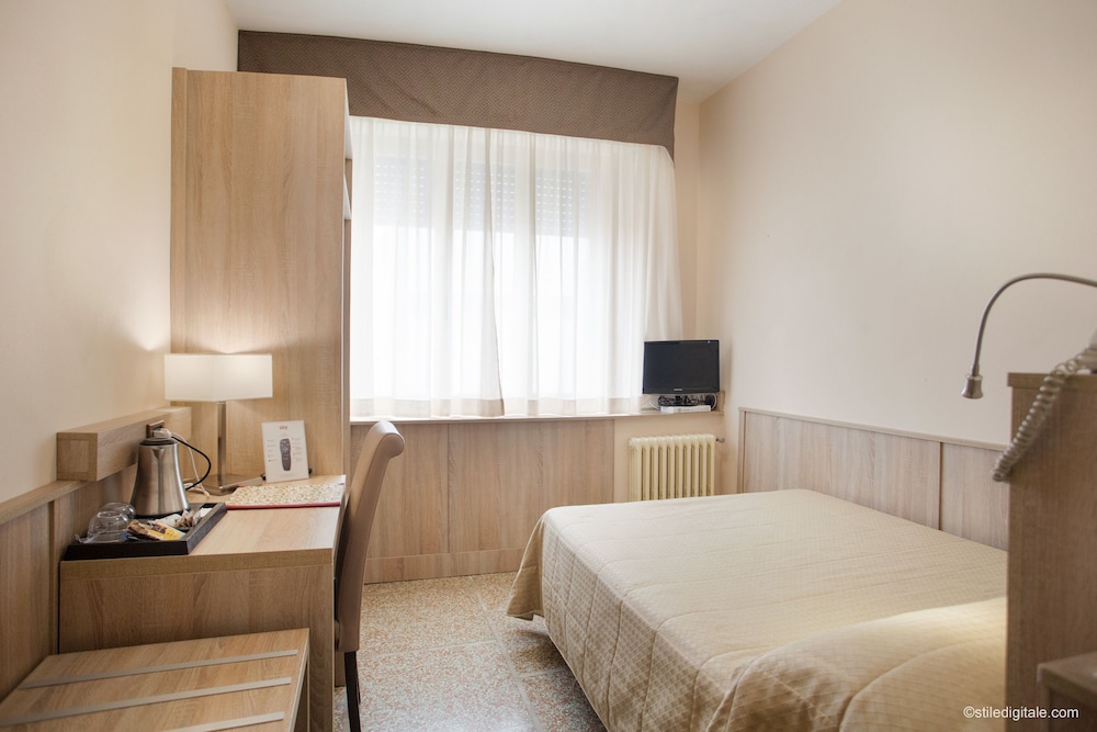 Standard Double Room Single Use - Photo 3