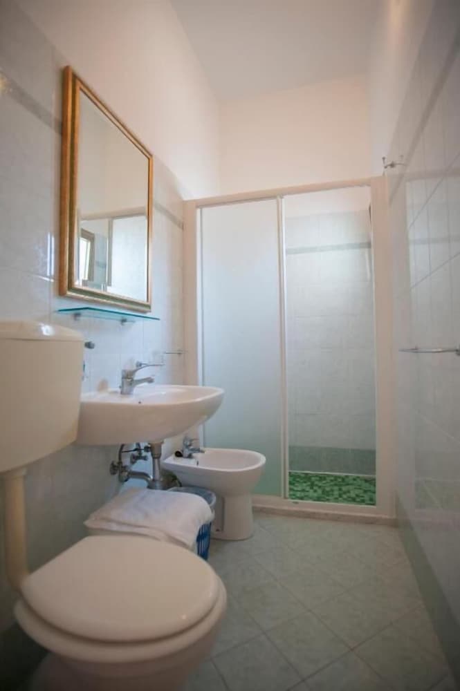 Basic Triple Room photo 3