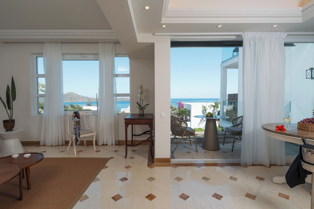 One Bedroom Deluxe Suite - Photo 3
