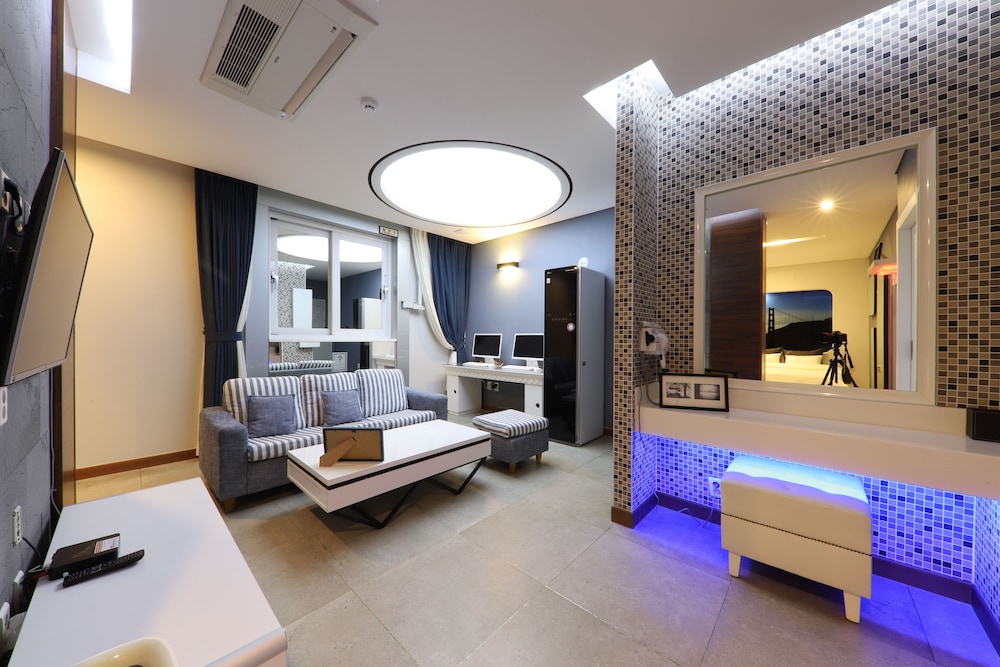 Suite - Photo 2