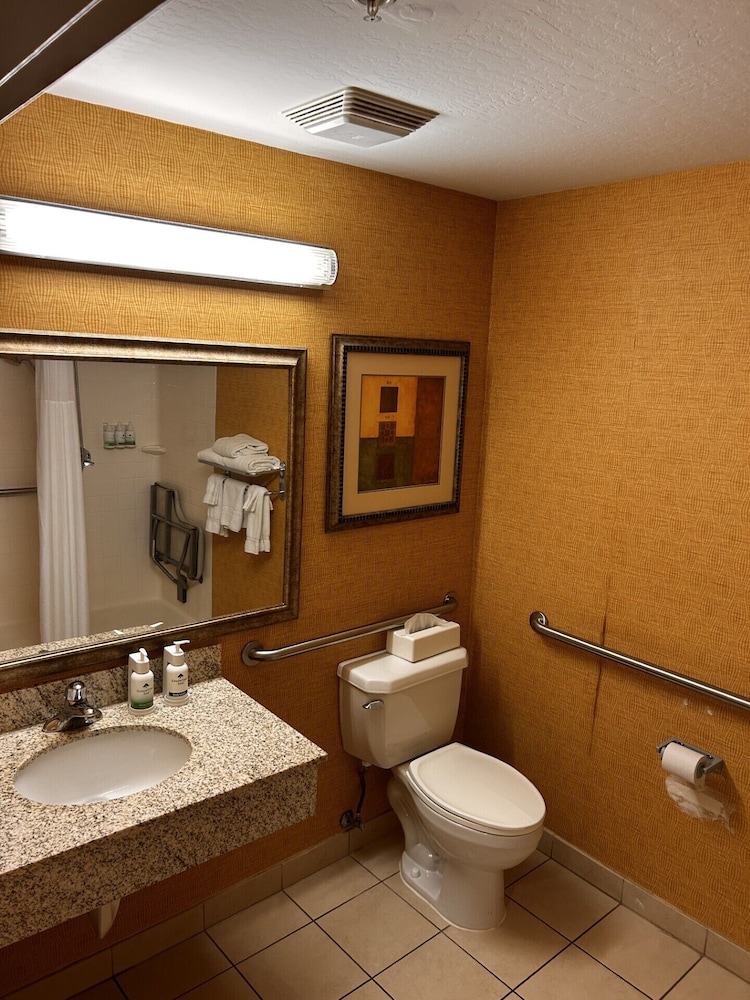 Standard Room, Roll-in Shower photo 3