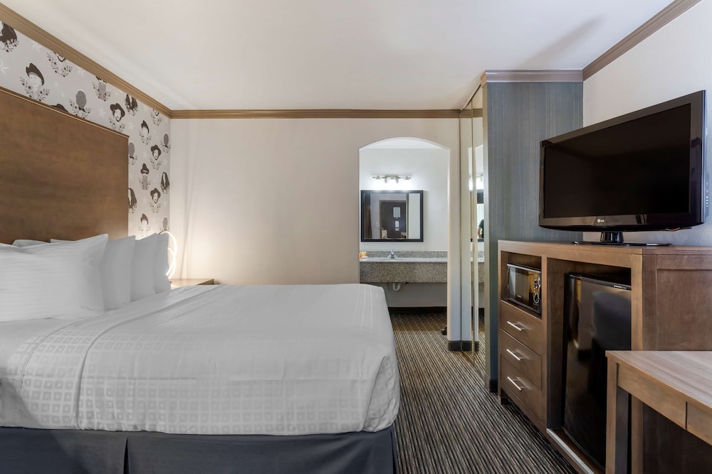 Standard Room, 1 Queen Bed, Non Smoking, Refrigerator & Microwave - Photo 2