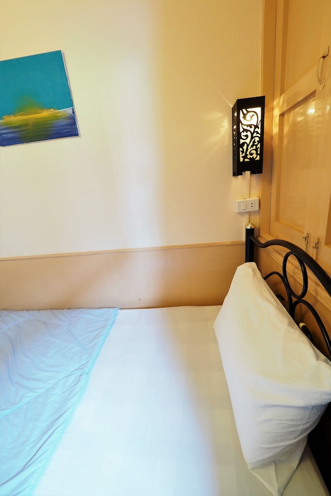 Twin Air-Con With Shared Bathroom photo 3
